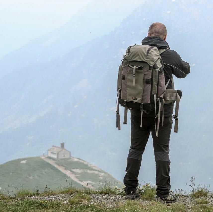 Luca Cagnasso durante un'uscita di fotografia naturalistica nelle montagne europee